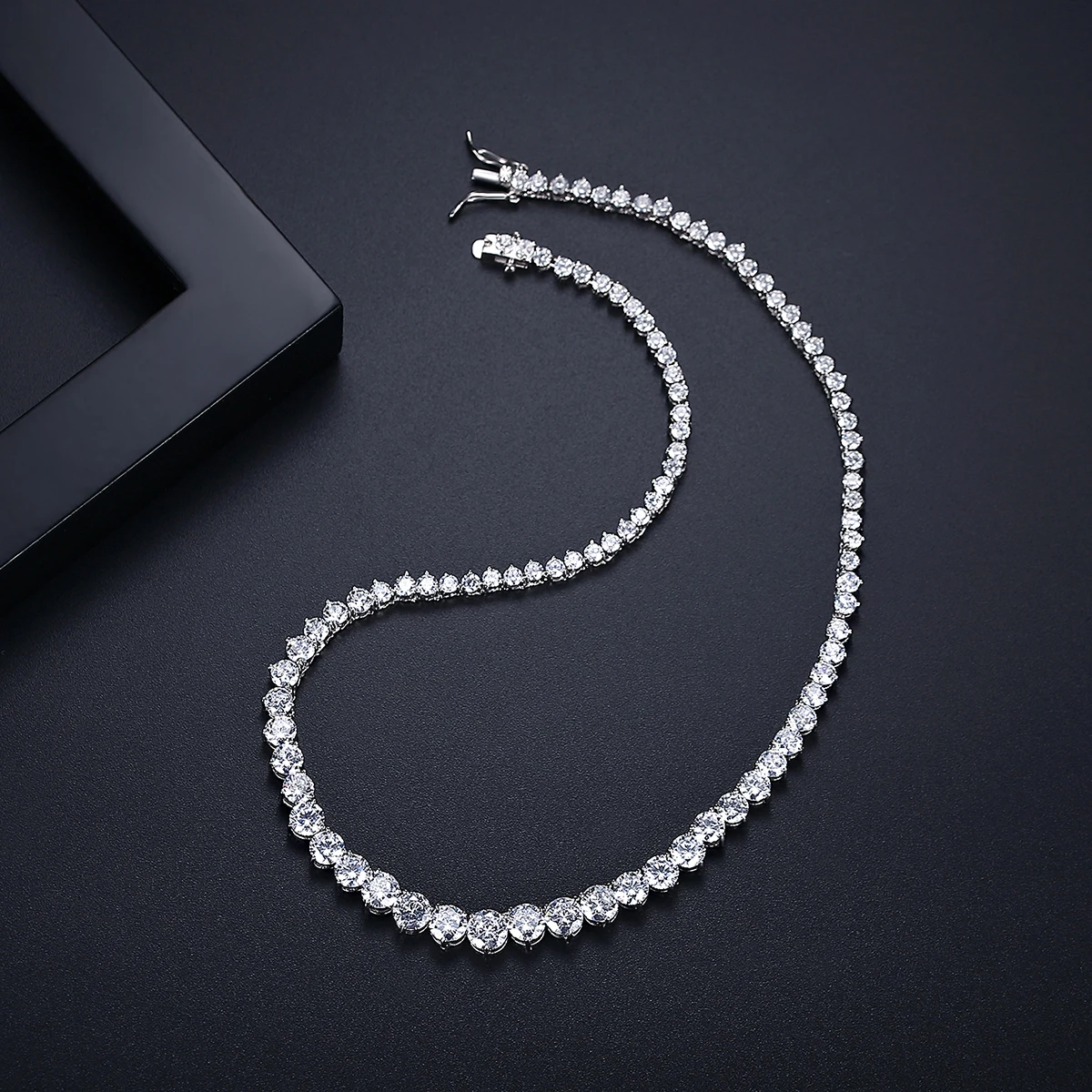 Luxury Designer 7MM Iced Out T - Crystal Choker Necklace recension och pris